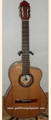 guitarra de Paracho de cedro con pinabete modelo MDCE con curva vista frontal